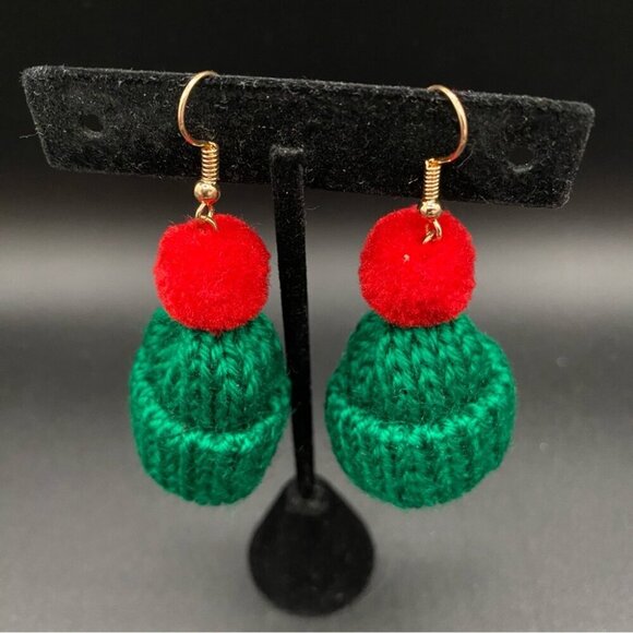 Hand knit Holiday Green and Red Adorable Winter Toque Hat Earrings - Picture 4 of 6